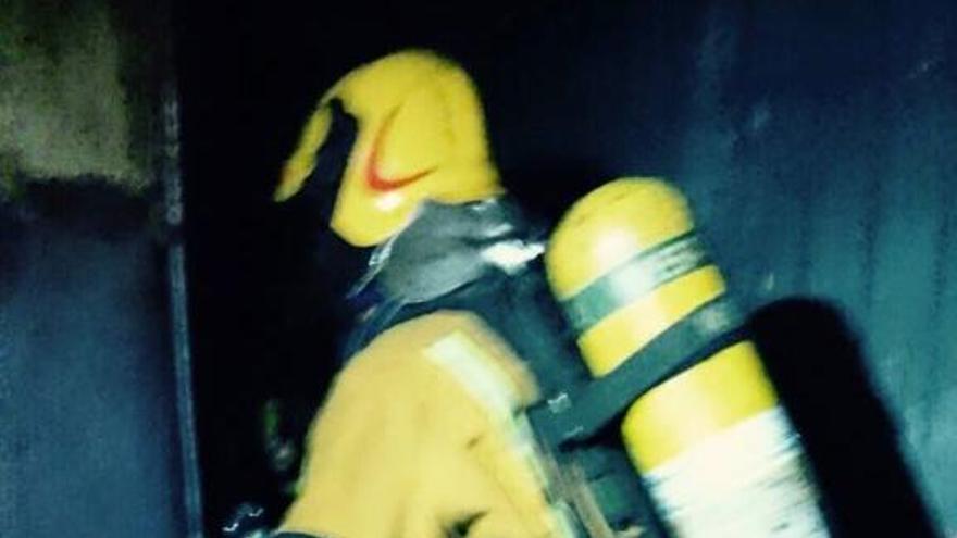 Uno de los bomberos accediendo al piso en llamas