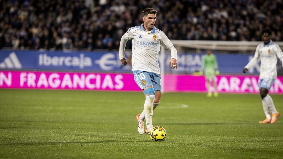 Raúl Guti conduce el balón en el partido contra la SD Huesca en el Ibercaja Estaido