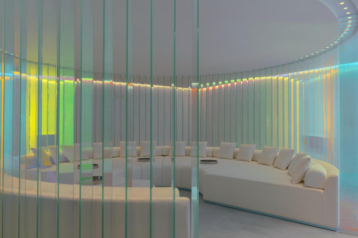 Un centro de spa que combina bienestar con música y diversión.