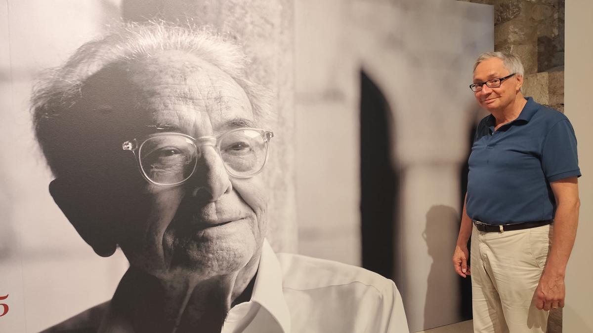 Wolfram Rieger davant el retrat del fundador de la Schubertíada, el doctor Jordi Roch, que s'ha instal·lat en una de les sales de la canònica.