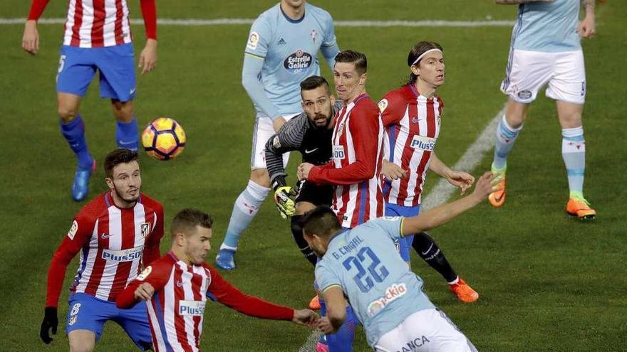 Cabral cabecea, en la jugada del primer gol el Celta.