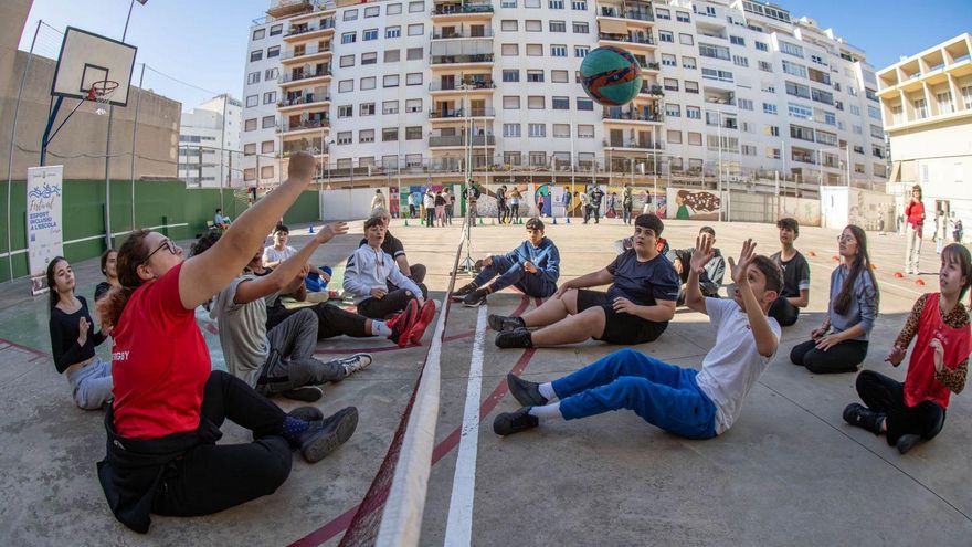 Marta Arce y Javier Soto muestran el deporte adaptado a los escolares | FOTOS: CONSELL DE EIVISSA