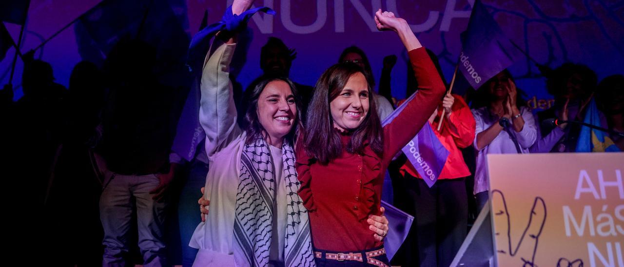 Ione Belarra e Irene Montero durante un acto de Podemos, en el Palacio de la Prensa, a 16 de diciembre de 2023, en Madrid (España). Podemos ha organizado un acto hoy para reivindicarse tras decidir romper con Sumar en el Congreso y pasar al Grupo Mixto.