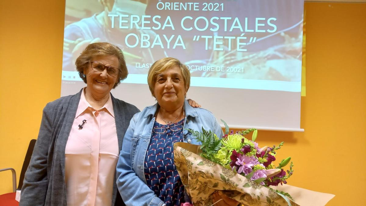 María Teresa Costales (derecha) con Hortensia González, de Huexes (Parres), anterior ganadora del premio