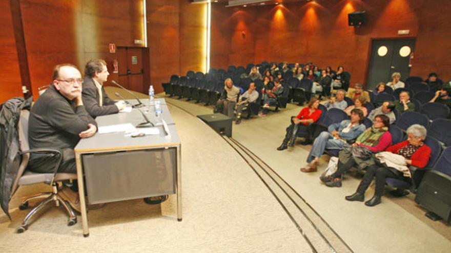 El profesor Carlos Taibo y Mario Riera, quien presentó la charla como secretario de Flaire-Balears, entidad de banca ética organizadora del acto.