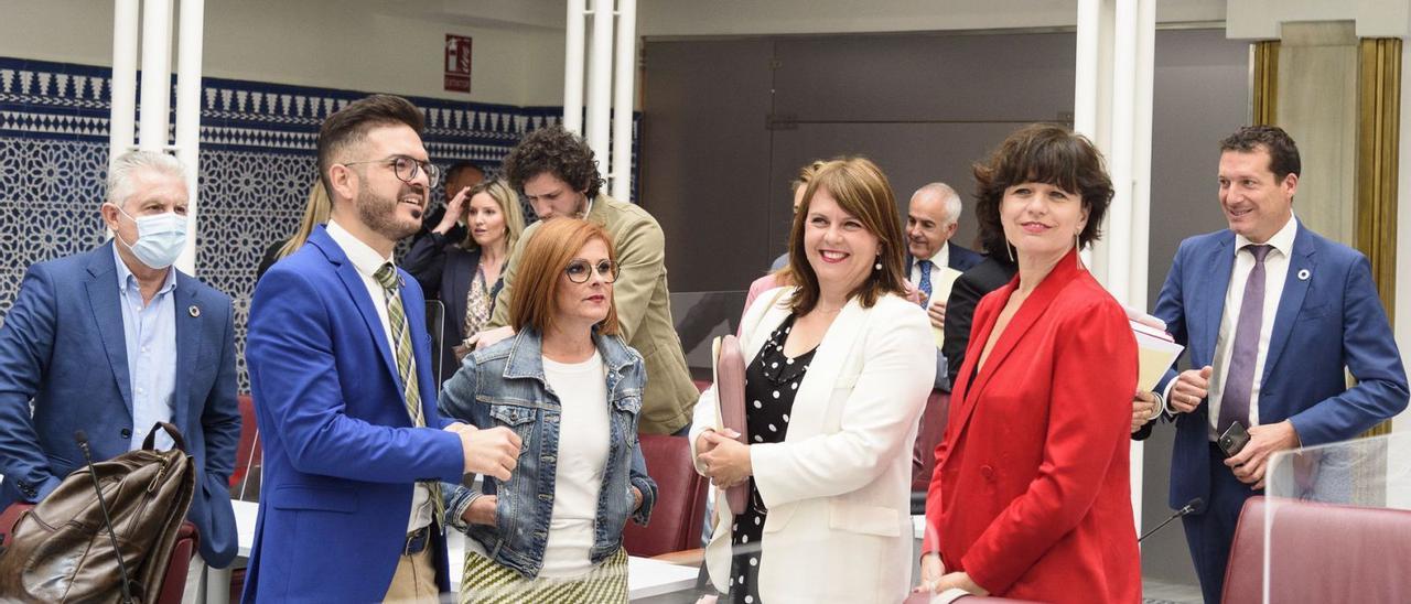 Antonio José Espín, con chaqueta azul, charla con tres diputadas socialistas en la Asamblea.  | IVÁN URQUÍZAR