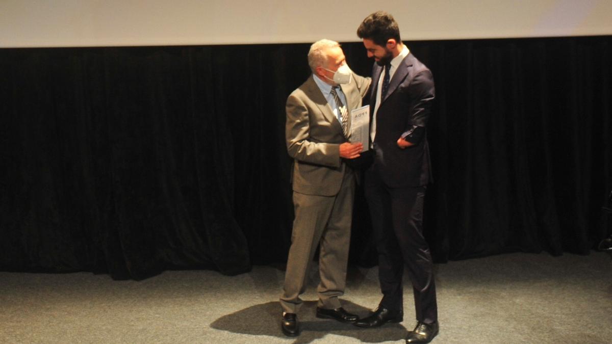 El presidente de la FPDA, Javier Bermejo, entrega a Alfonso Cabello uno de los premios entregados a San Fernando.
