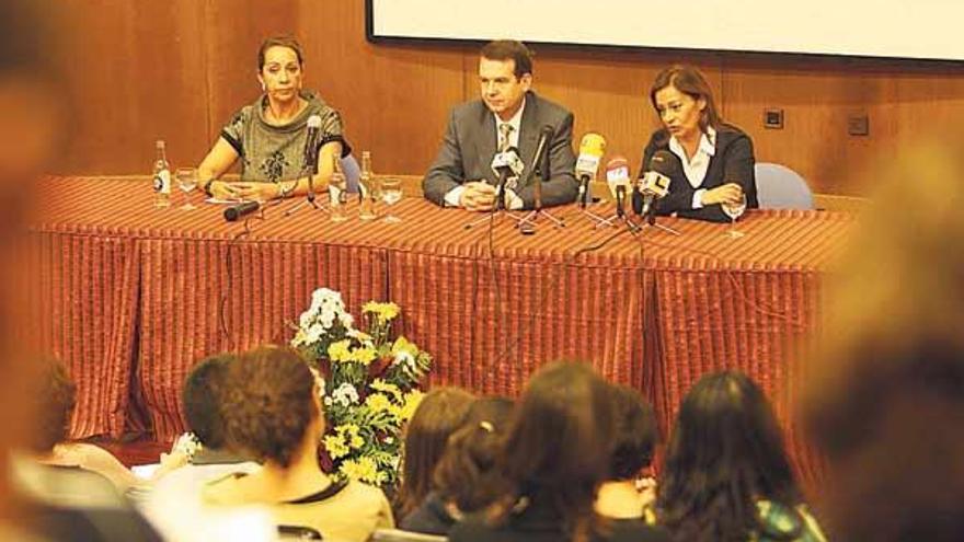 La directora del centro, Cristina González, el alcalde, Abel Caballero, y la senadora Carmela Silva.