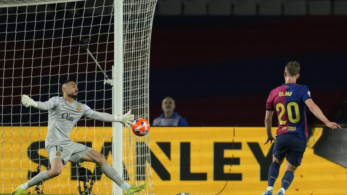 Leo Román 'tapona' un disparo de Dani Olmo