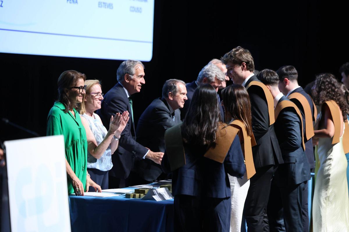 El Auditorio Mar de Vigo acogió la graduación de la Escuela de Ingeniería Industrial de la Universidade de Vigo. En el acto estuvieron presentes 282 alumnos y autoridades como Alfonso Rueda y Abel Caballero. El Auditorio Mar de Vigo acogió la graduación de la Escuela de Ingeniería Industrial de la Universidade de Vigo. En el acto estuvieron presentes 282 alumnos y autoridades como Alfonso Rueda y Abel Caballero.