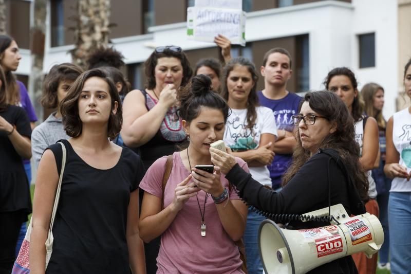 19.06.18. Las Palmas de Gran Canaria.  Un centenar de personas se concentran en Las Palmas de Gran Canaria para mostrar su rechazo ante la puesta en libertad provisional de 'La Manada'. Plaza de La Feria. Foto Quique Curbelo  | 21/06/2018 | Fotógrafo: Quique Curbelo