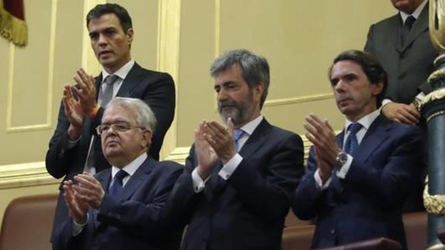 Pedro Sánchez i Jose Maria Aznar, en la tribuna de convidats durant l&#039;acte de recordatori.