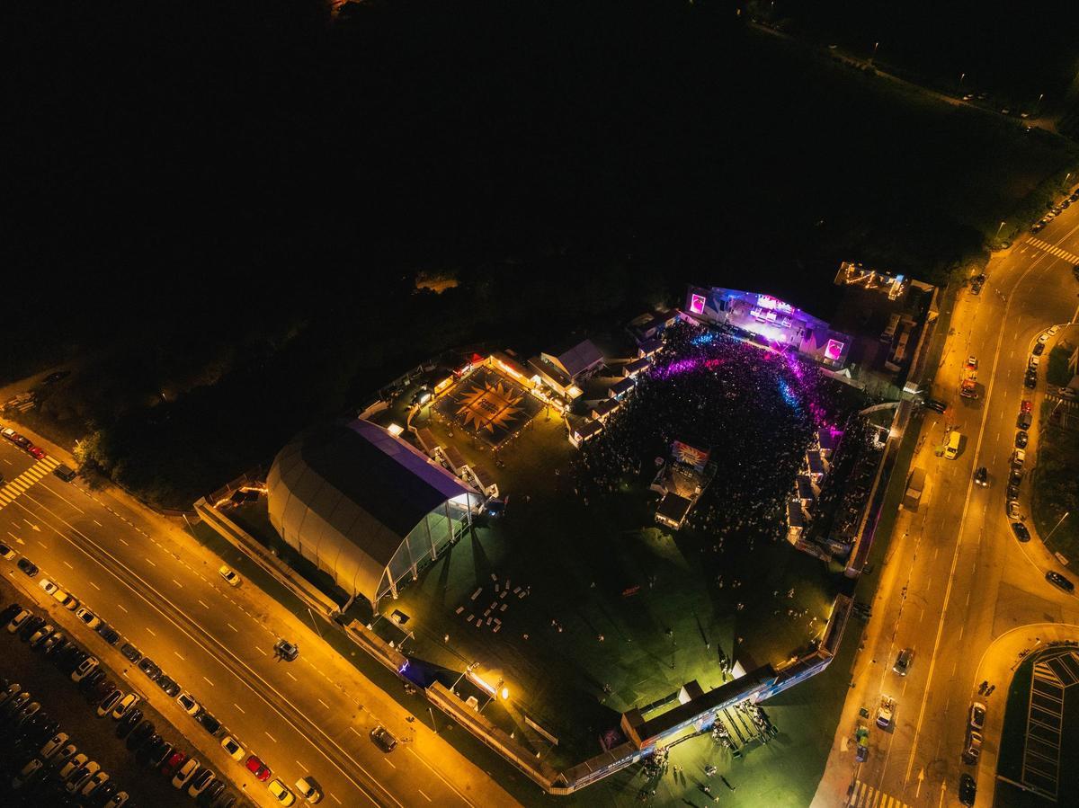 Nicky Jam se luce en el escenario del festival Costa Feira ante más de 7.000 personas