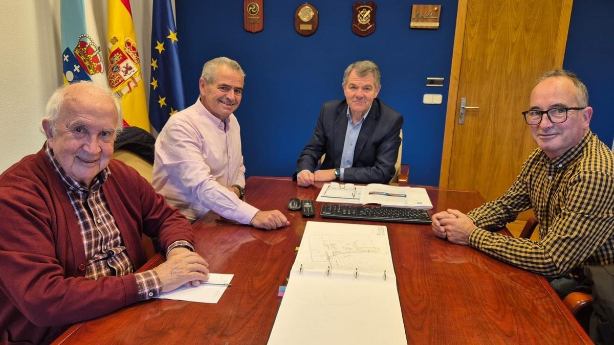 Quinteiro, esqda., Domínguez, Álvarez e Suárez na xuntanza celebrada en Santiago.