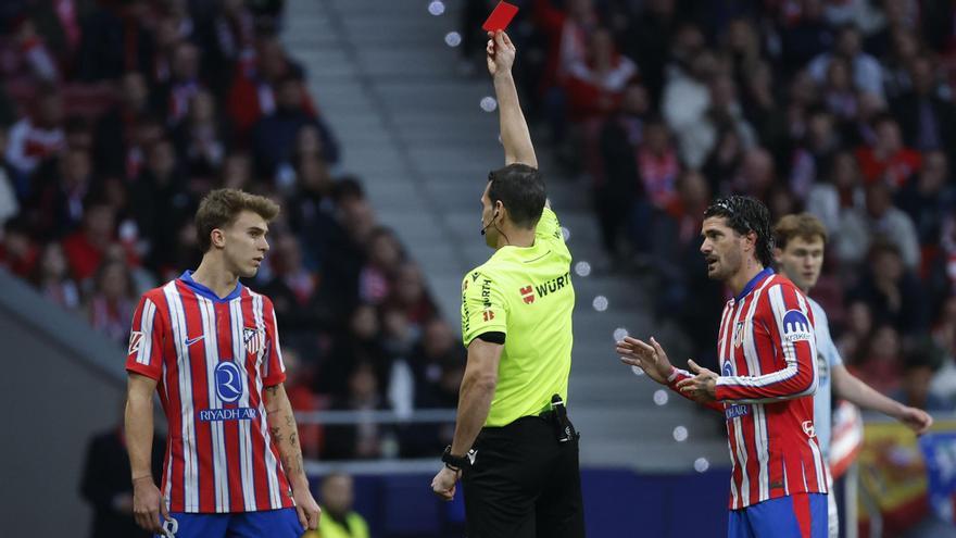 Pablo Barrios ve la cartulina roja durante un partido ante el Celta