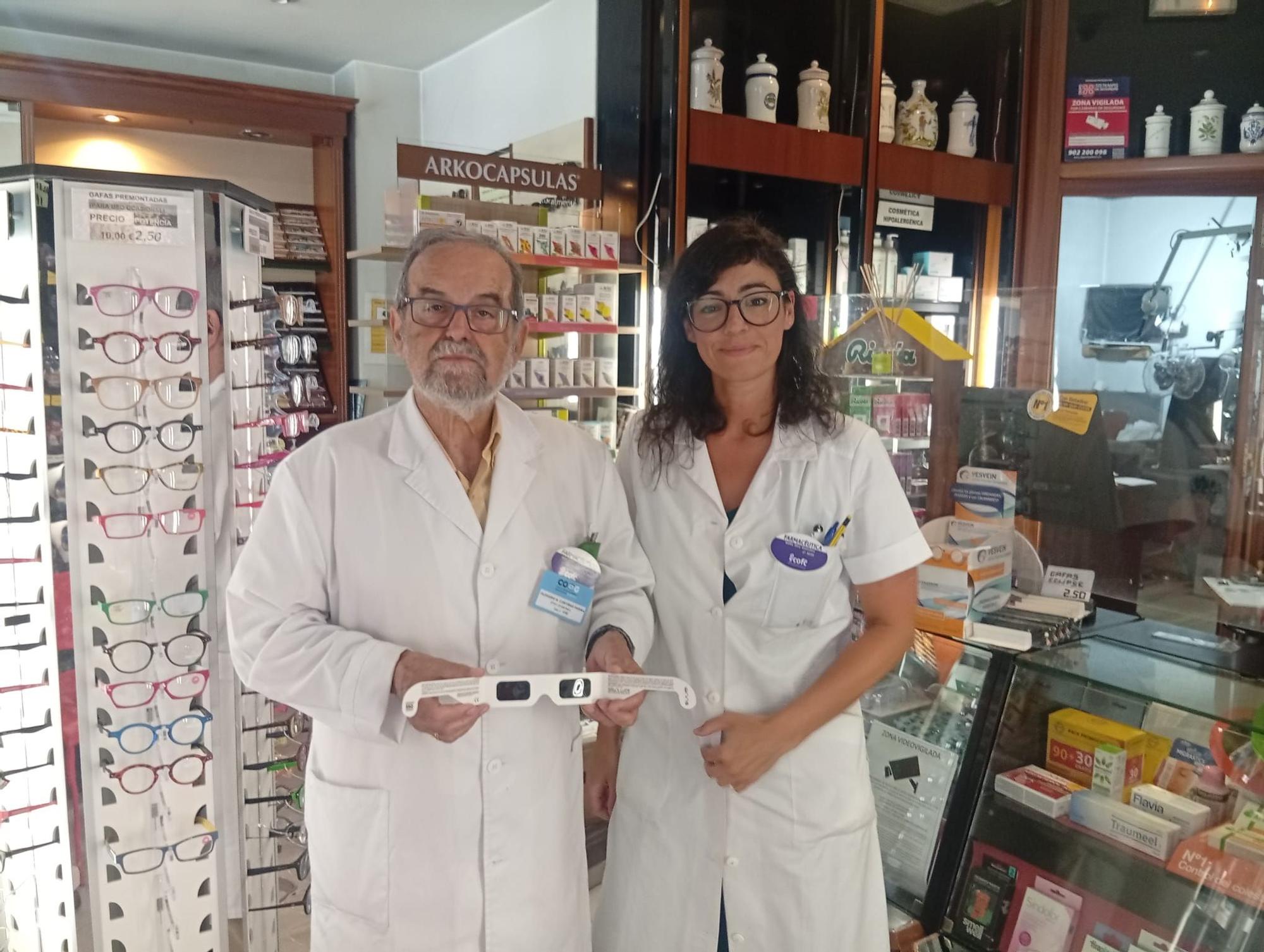 Olegario Cortiñas y Sofía Díez con unas gafas homologadas en la farmacia óptica de la rúa de San Pedro de Mezonzo de Santiago.