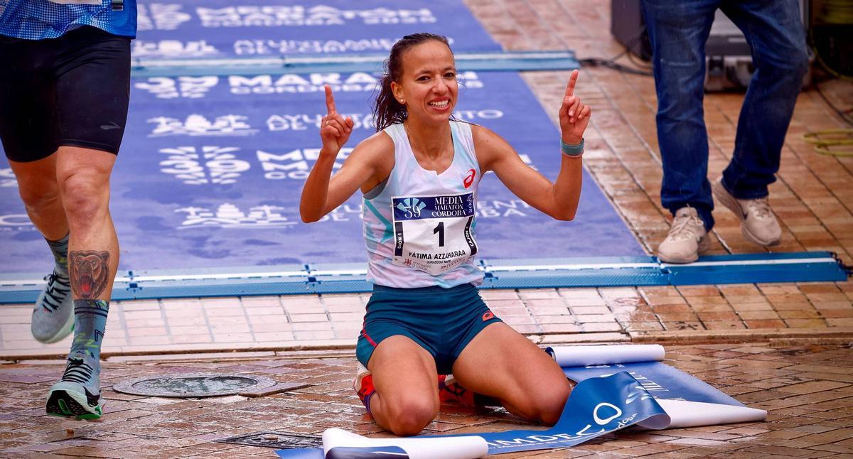 Fátima Ouhaddou celebra la victoria en la Media Maratón de Córdoba.