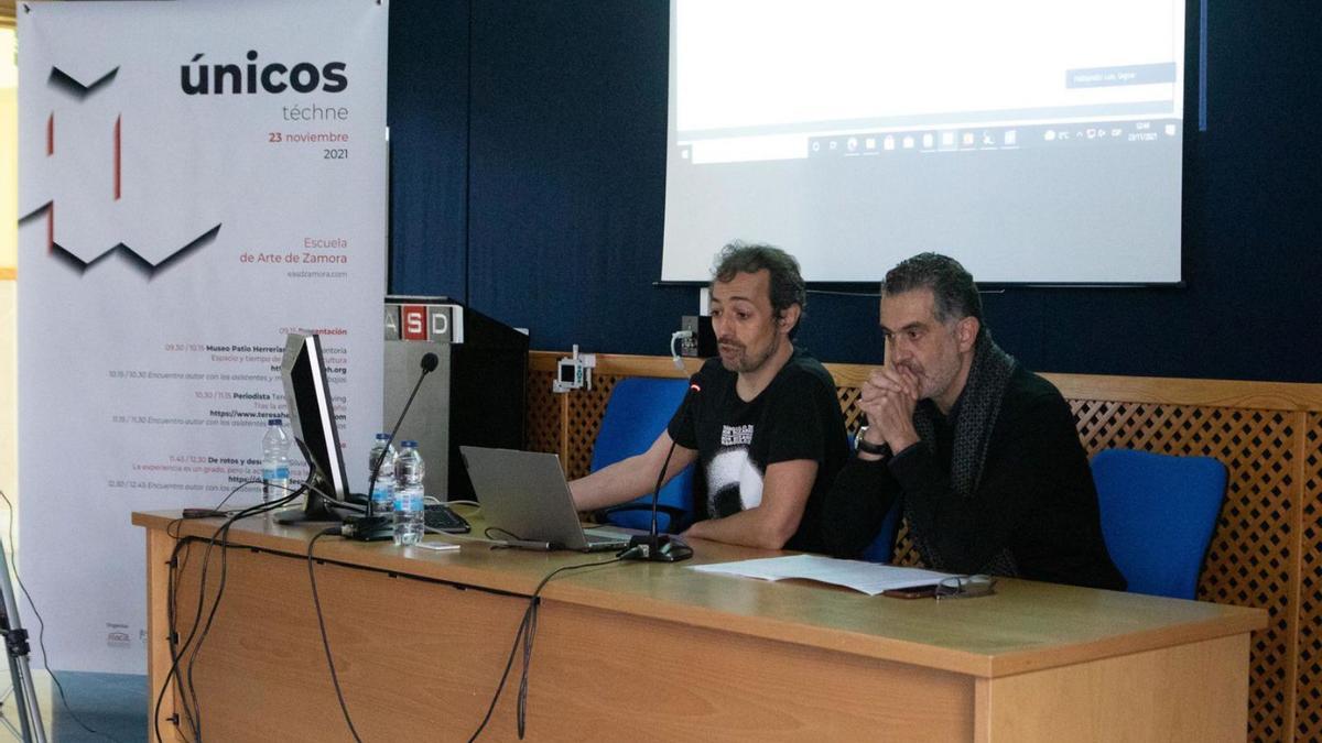 Los diseñadores Kike García (izquierda) y Juan Ortiz, de 3A Estudio, durante su seminario.