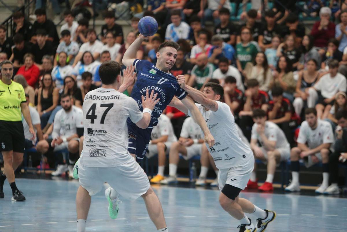 Manu Pérez en una acción del duelo entre el Frigoríficos y el Guadalajara.