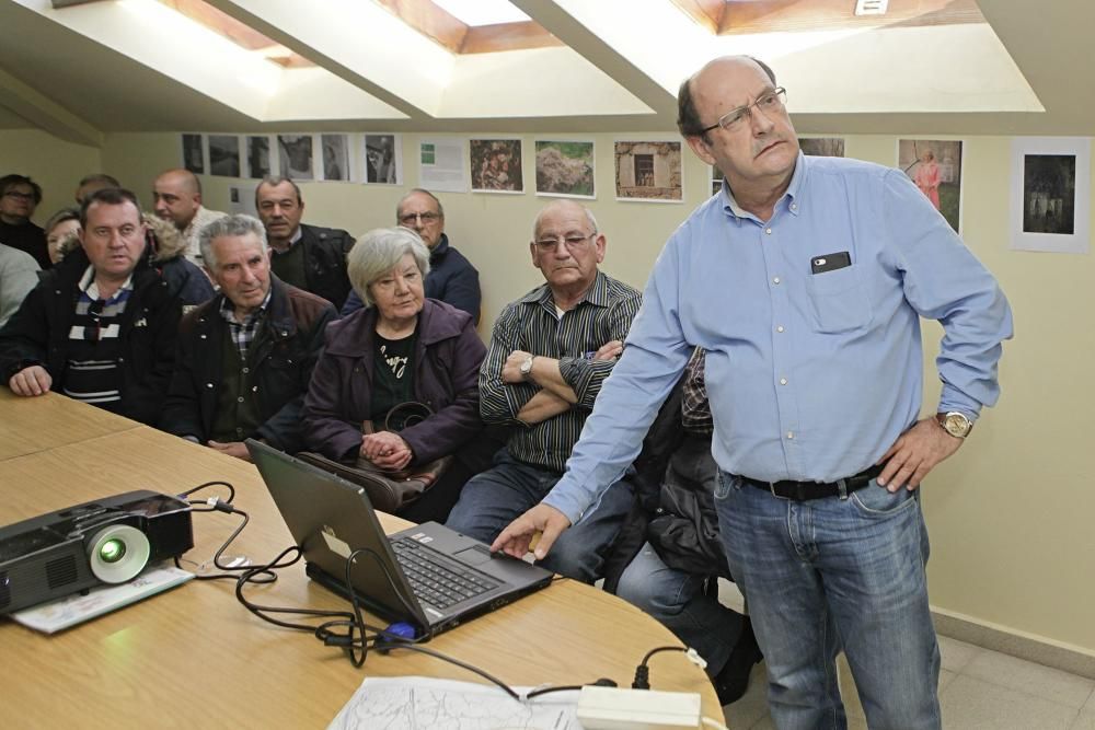 Técnico de la consejería habla de la polilla con los vecinos de Monteana