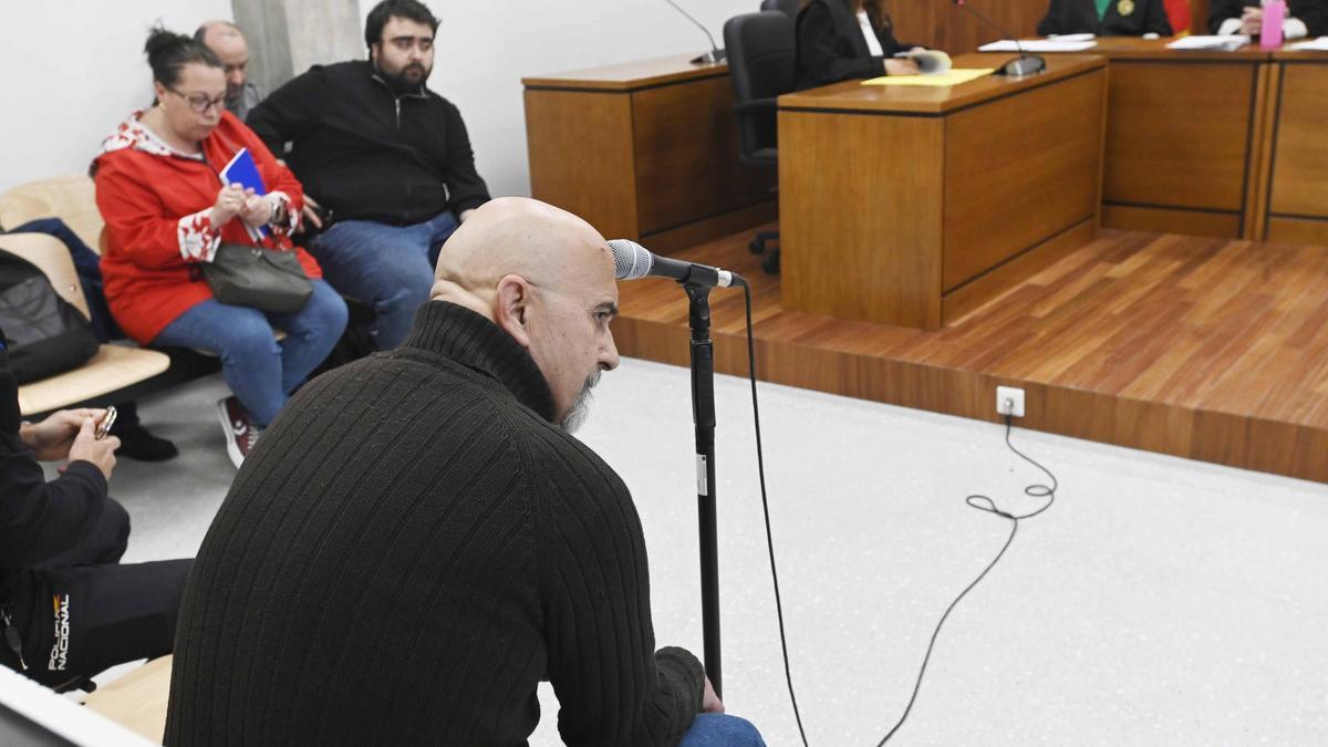 El condenado, en su comparencia hoy en los juzgados de Vigo.