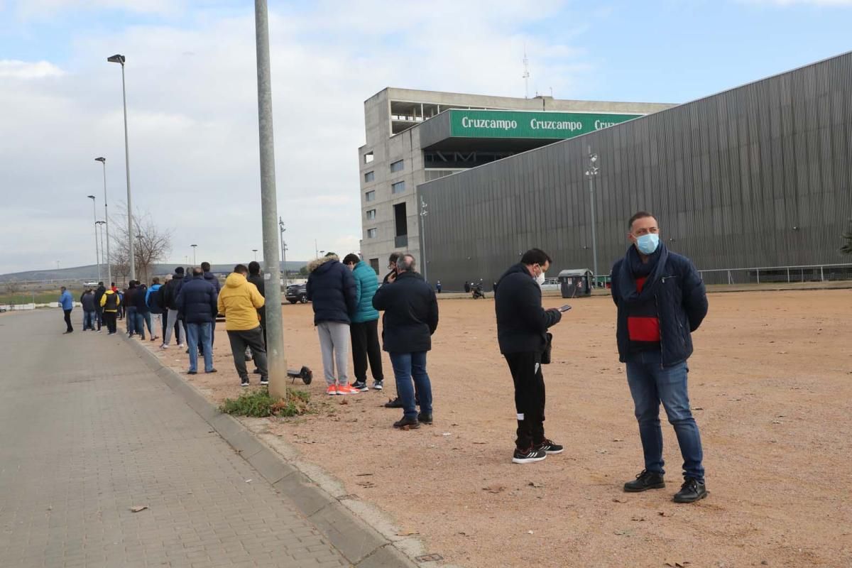 Colas en el estadio de El Arcángel para retirar las entradas del Córdoba CF-Getafe