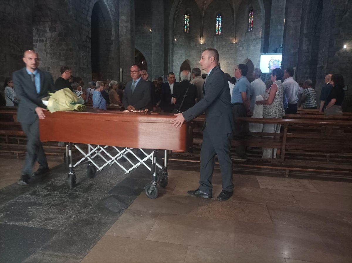 Josep Maria i Martí Dacosta acompanyant el fèretre de la seva mare