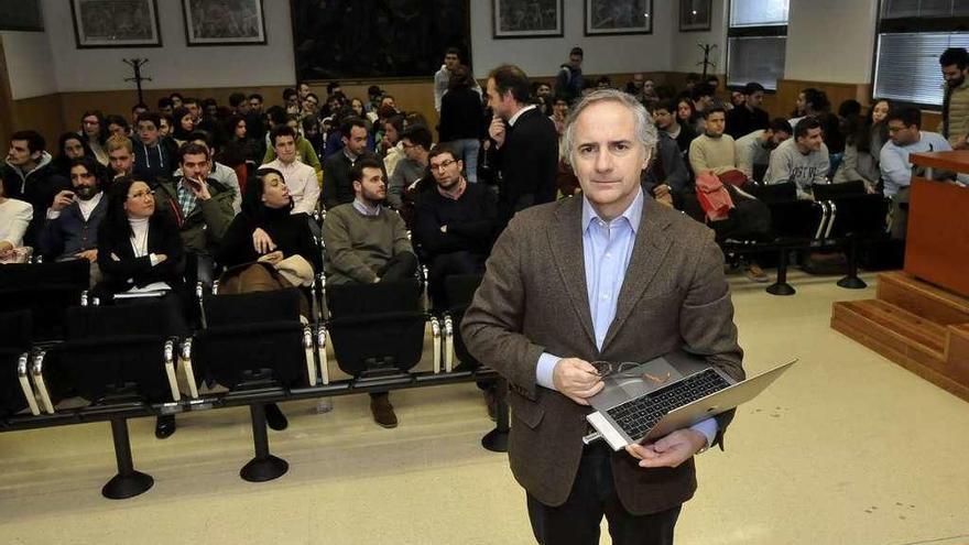 Íñigo Losada se dispone a dar su charla en la sala de grados del campus de Mieres.