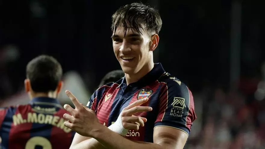 ¡Carlos Espí silenció Vallecas con su potente remate de cabeza!