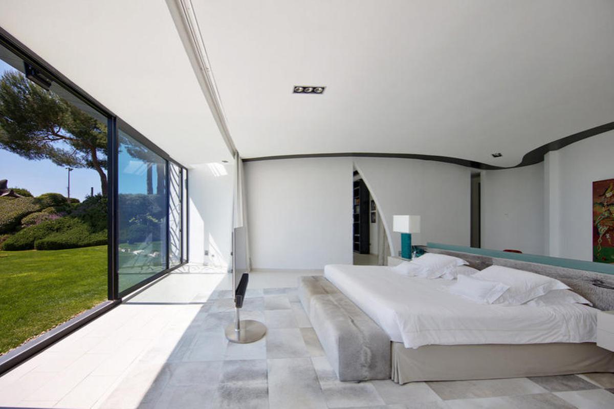 El dormitorio principal mide 80 m2. Tras el escritoro de laca y cristal de Jean Louis Boulitte está la cama, sobre un suelo ligeramente inclinado para poder ver el mar desde ella