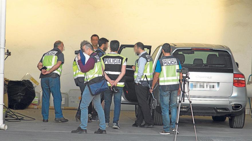 Policías durante la reconstrucción del crimen de la viuda de Vicente Sala en Novocar.