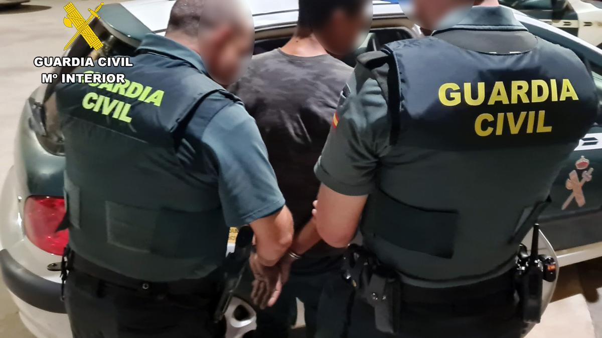 Dos guardias civiles detienen al sospechoso en Cehegín.