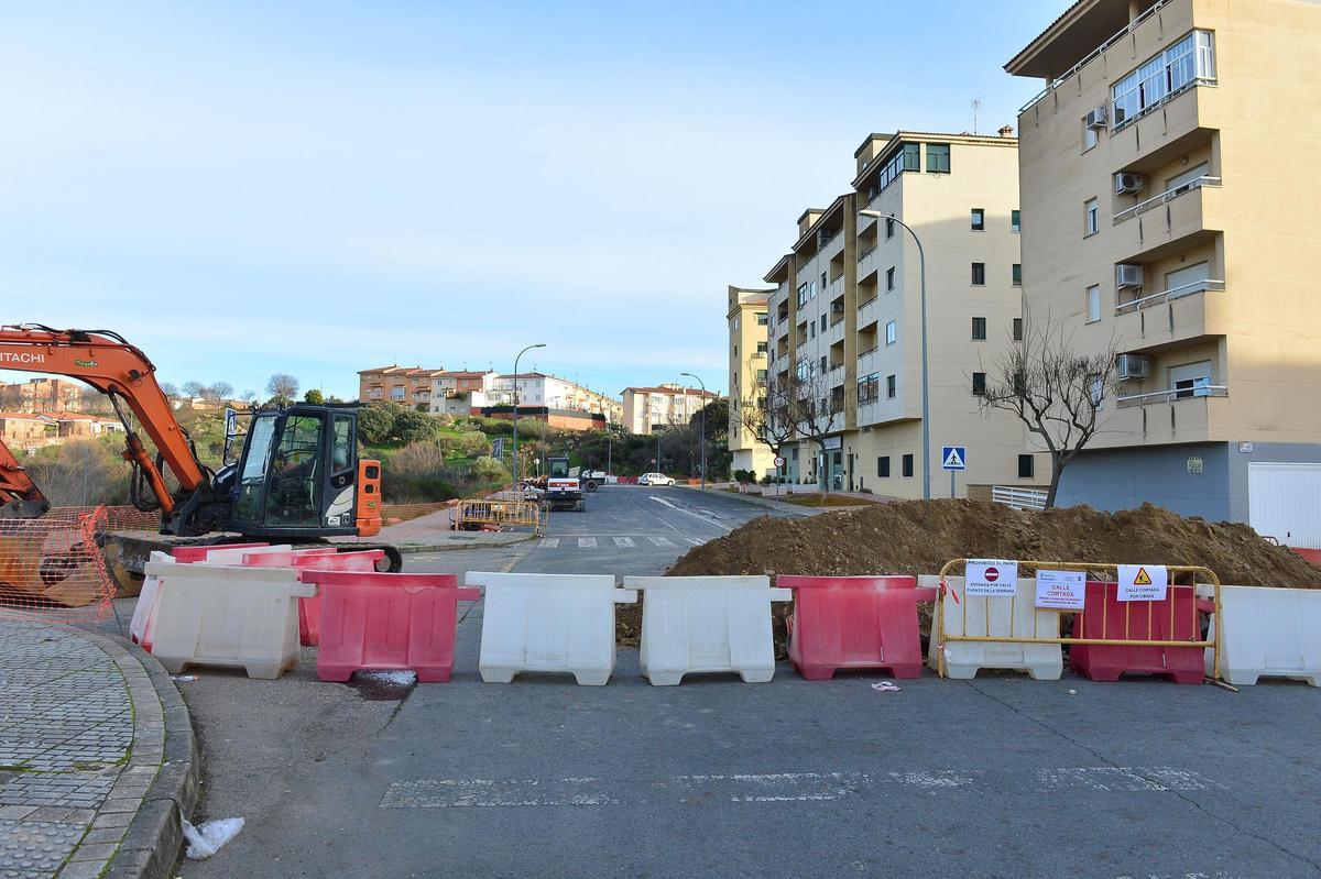 Una de las calles cortadas al tráfico en La Serrana de Plasencia.