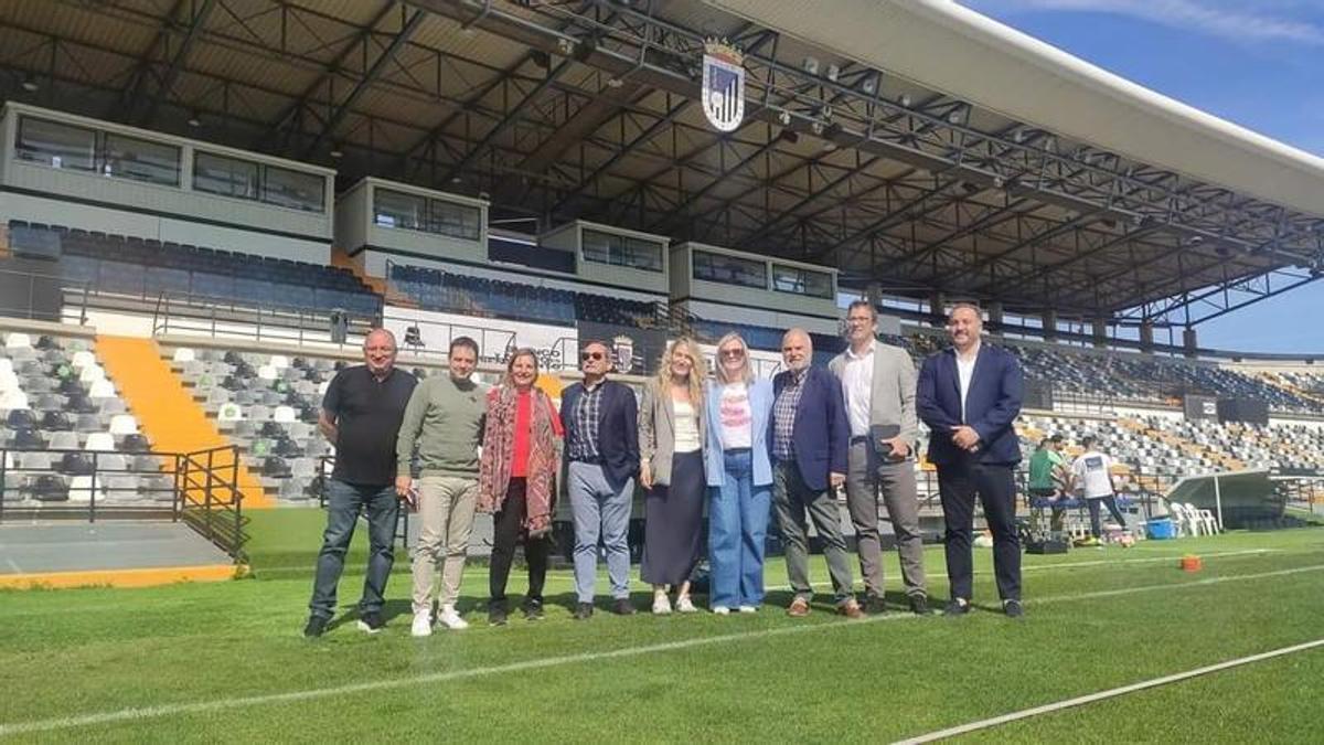 Los técnicos de la RFEF, junto con representantes del consistorio pacense y del CD Badajoz, durante la visita al Nuevo Vivero.