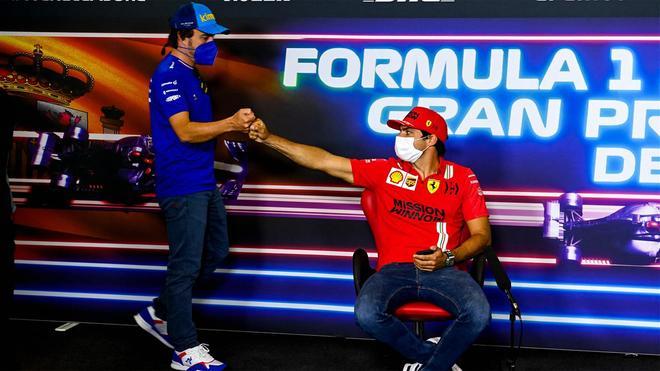 Encuentro entre Carlos Sainz y Fernando Alonso en la rueda de prensa