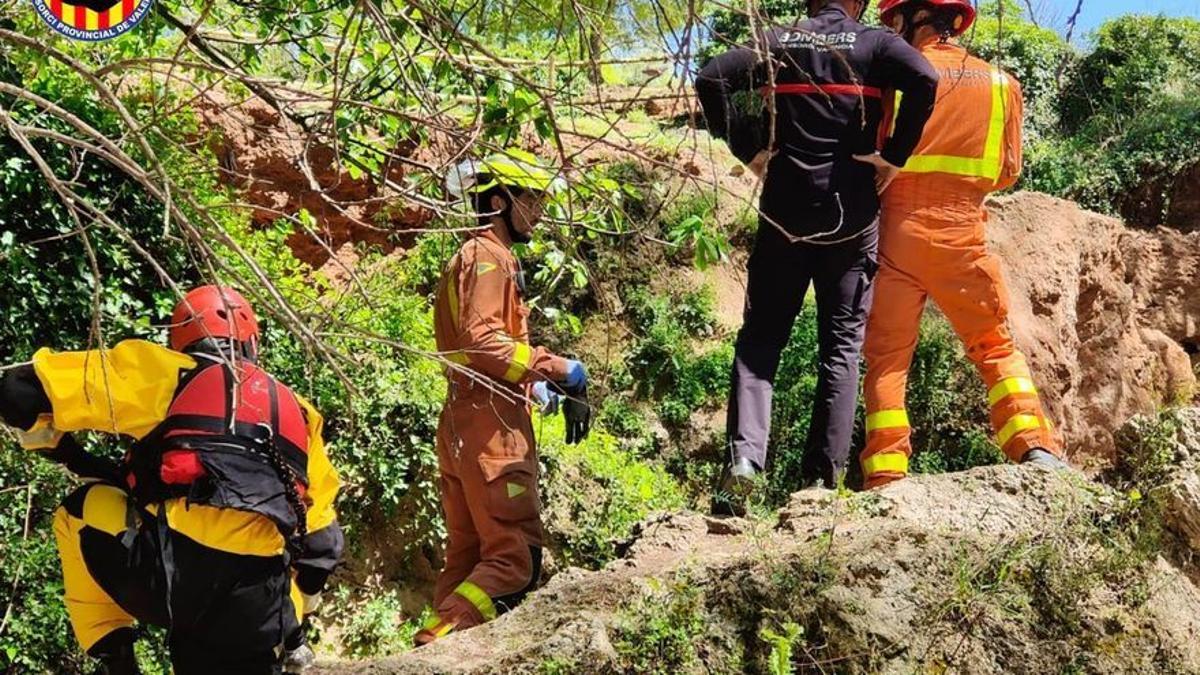 Los bomberos recuperan los cadáveres de los dos fallecidos en Navarrés.