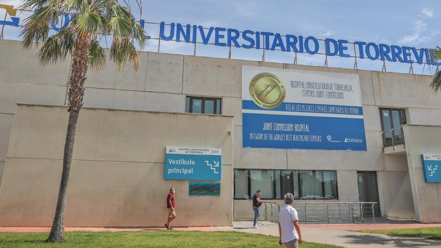 Imagen de la fachada principal del Hospital Universitario de Torrevieja / Tony Sevilla