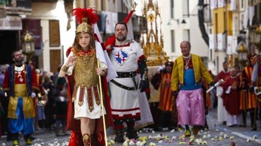 El «Sant Jordiet», que camina entre claveles, en la procesión matutina de la Reliquia, ayer en Alcoi.