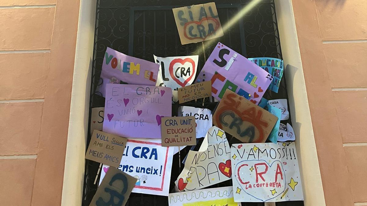 Carteles en apoyo al CRA La Costereta en la puerta del Ayuntamiento de Llanera de Ranes