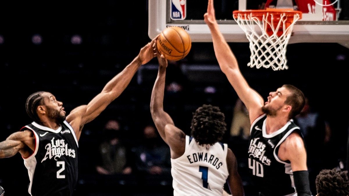 Kawhi Leonard y Zubac, taponando la entrada a canasta del novato Edwards