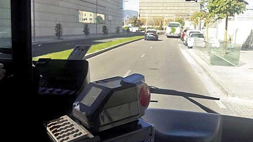 El autobús de la línea 23 parado, ayer, ante el Palacio de Congresos.