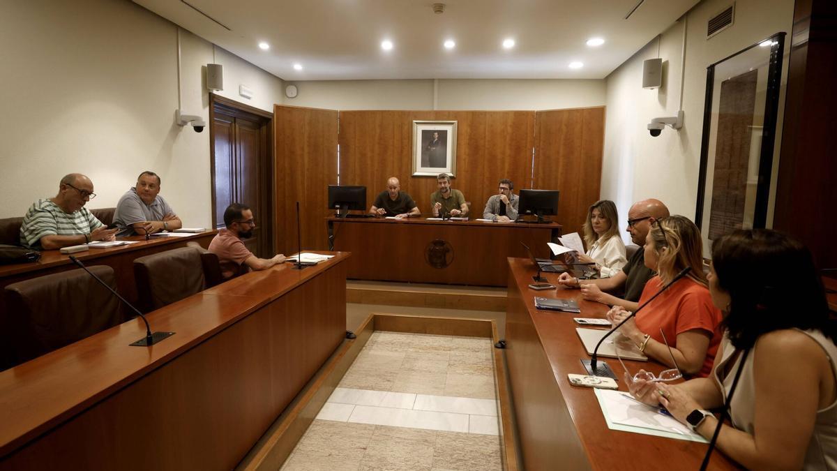 Un momento de la reunión entre los grupos políticos del Ayuntamiento de Avilés y Diego Baeza