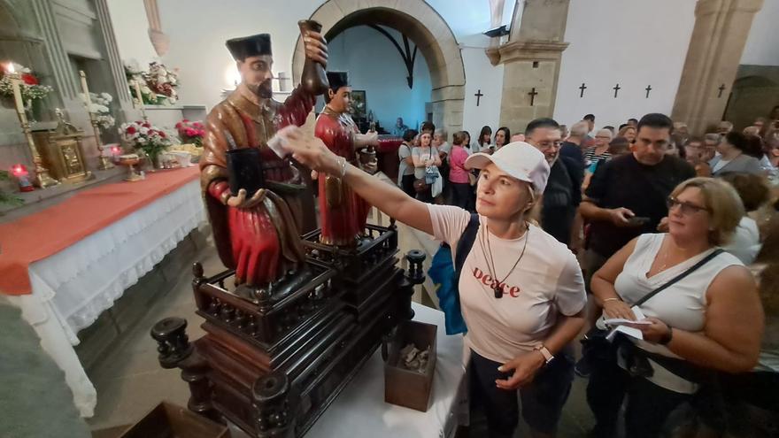 Mucha romería para tan poco prau: la fiesta de los Mártires congrega a miles de mierenses