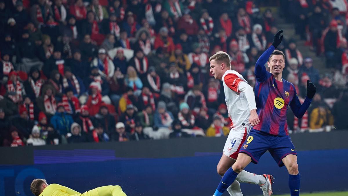 Lewandowski crea distancia con el Slavia de Praga anotando el cuarto gol