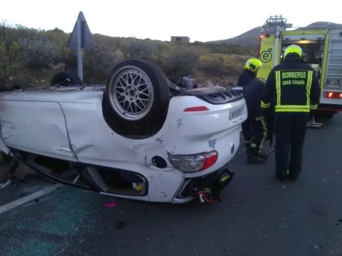 Un coche vuelca y provoca un conato de incendio en Telde