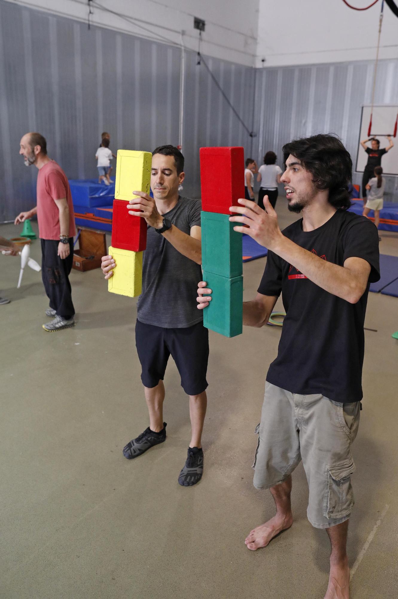 Primer curs de l’escola de circ de l'Ateneu Popular de Salt.