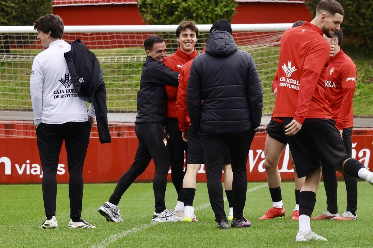Borja Jiménez, abrazando a Gaspar en el entrenamiento de este viernes en Mareo.