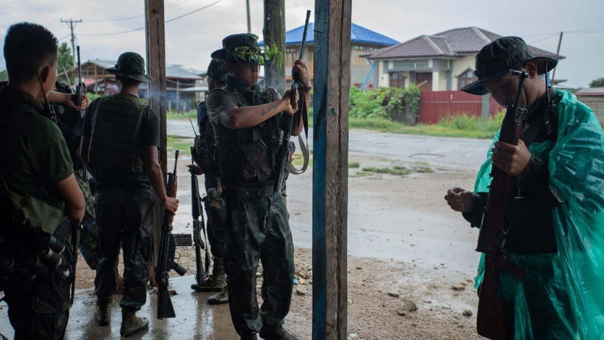 Soldados de las fuerzas para la Defensa del Pueblo, en el estado Karen, en Birmania.