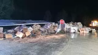 Aparatoso vuelco de madrugada de un camión cargado a la salida de Puebla