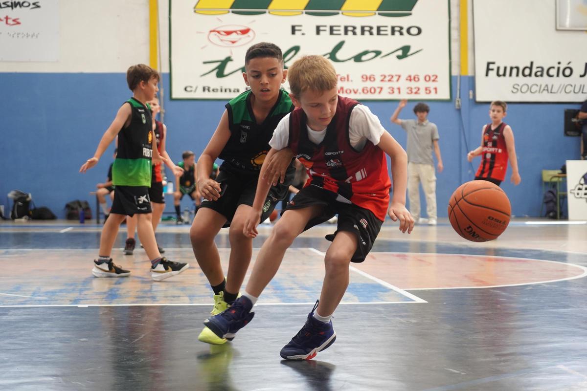CB Genovés y Joventut en una edición pasada del Torneig de Minibàsquet.